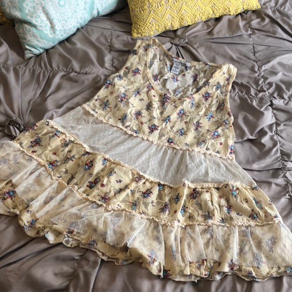 American Rag Tops - 💞Lace & ruffle tiered floral layering tank top Sm
